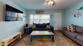 SIV6 Condo in Town, Shared Pool, Walk Path to Beach